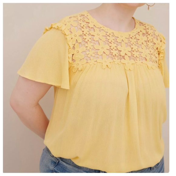 Torrid Crinkle Gauze Daisy Crochet Trim Top Size 4X Yellow Floral Flutter Sleeve - Picture 2 of 16